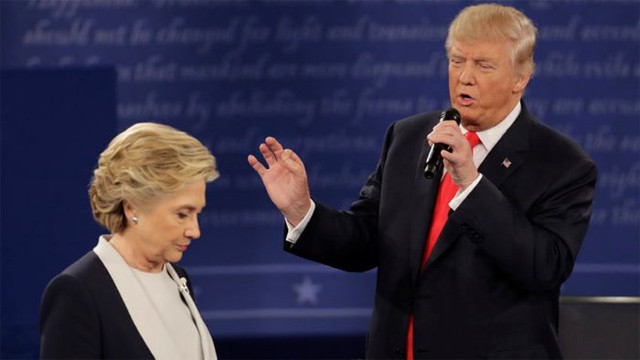 
Donald Trump và Hillary Clinton khi tranh luận trực tiếp lần 2 ở Đại học Washington, St Louis. (Ảnh: AP)
