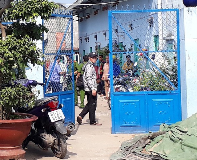 Lực lượng c&ocirc;ng an phong tỏa hiện trường, điều tra l&agrave;m r&otilde; vụ việc. Ảnh: V.D.