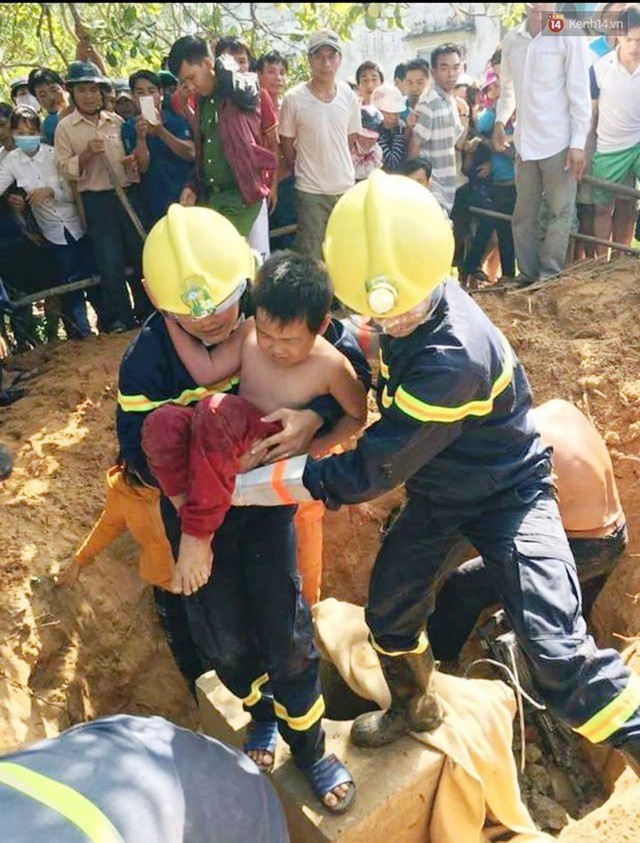 Lực lượng chức năng đưa ch&aacute;u b&eacute; chỗ mắc kẹt an to&agrave;n.
