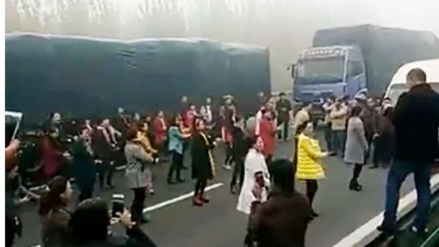 Khoảng 30 phụ nữ đ&atilde; ra khỏi xe v&agrave; nhảy m&uacute;a theo nhạc.