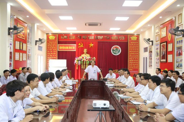 Giám đốc Nguyễn Viết Đồng chủ trì giao ban đầu tuần