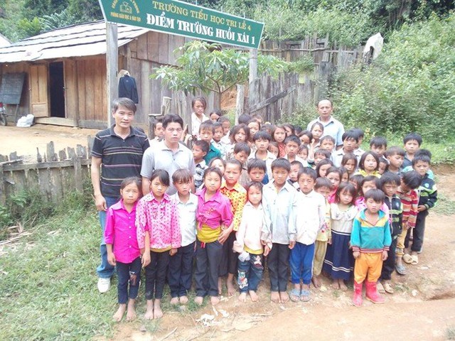 
Thầy Nguyễn Hồng Hiệp từng l&agrave; 1 trong 64 gi&aacute;o vi&ecirc;n &ldquo;cắm bản&rdquo; ti&ecirc;u biểu được Bộ GD-ĐT vinh danh to&agrave;n quốc năm 2015.
