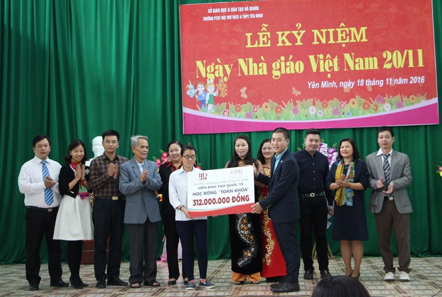 
TS. Đồng Xu&acirc;n Đảm &ndash; Viện trưởng Viện ĐTQT trao học bổng của Nh&agrave; trường cho em Đặng Thị Huyền
