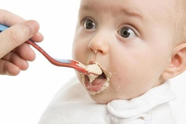 Ăn bổ sung quá sớm hoặc quá muộn đều gây tác động tiêu cực đến đứa trẻ. Ảnh: Baby.