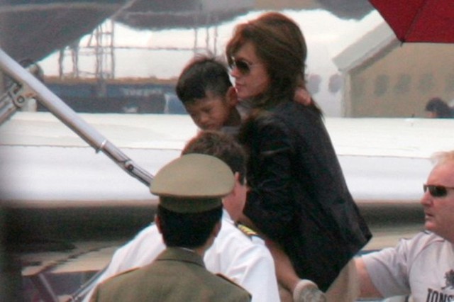 
Angelina Jolie nhận bé Pax Thiên khi cậu bé tròn 3 tuổi. Ảnh: Reuters.
