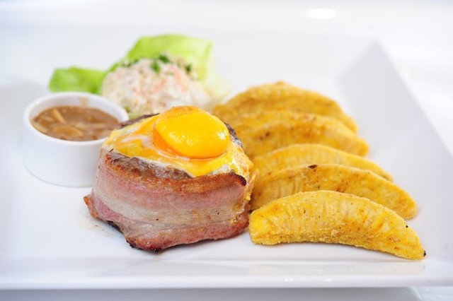 
M&oacute;n ăn l&agrave; sự tổng h&ograve;a của nhiều nguy&ecirc;n liệu, nhiều c&aacute;ch chế biến n&ecirc;n kh&aacute; tốn thời gian. Ảnh: Tr&acirc;m Đỗ.
