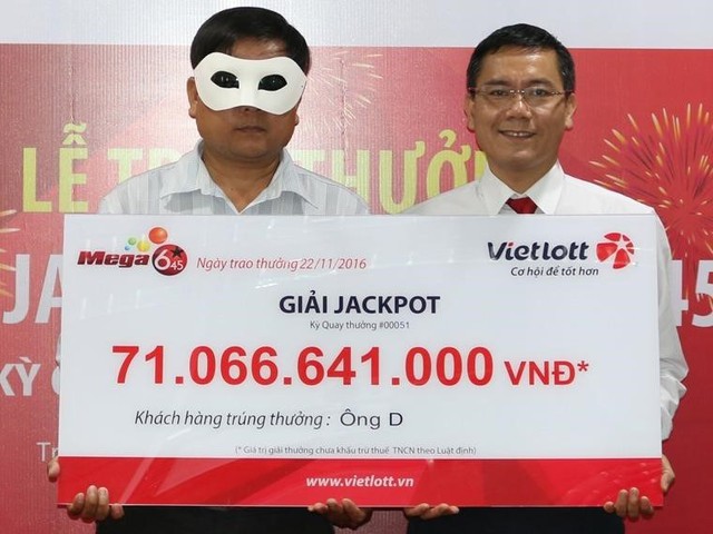 Ngày 22/11, đại diện công ty xổ số điện toán trao thưởng trên 71 tỷ đồng cho người đàn ông quê Quảng Ngãi. Ảnh: Vietlott cung cấp.