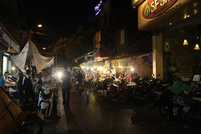 Chợ Hàng Bè là một trong những ngôi chợ nổi tiếng nhất, đông đúc nhất nằm trong lòng phố cổ Hà Nội.