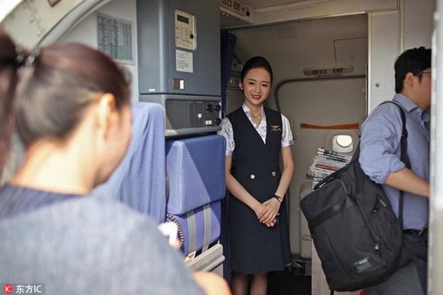 
Liu Miaomiao sinh ra và lớn lên ở thành phố Tây An, tỉnh Thiểm Tây, Trung Quốc. Vượt qua hàng loạt bài kiểm tra nghiêm ngặt, cô trở thành tiếp viên hàng không cho hãng bay Shenzhen Airlines vào năm 2010. 4 năm sau, cô được thăng chức tiếp viên trưởng nhờ kỹ năng, tâm huyết dành cho công việc.
