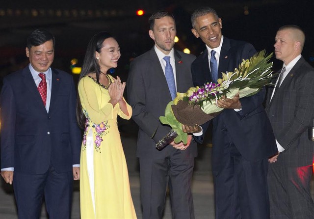 
Trần Mỹ Linh - nữ sinh tặng hoa Tổng thống Mỹ Barack Obama trong chuyến thăm Việt Nam. Ảnh: AP
