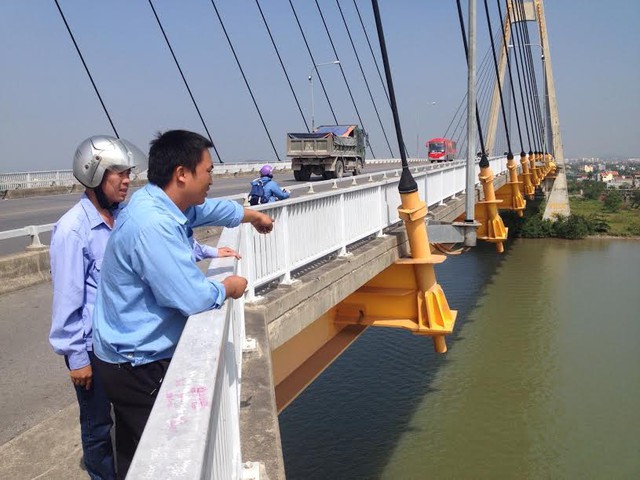 Anh Quang cho biết tại trụ cầu S9 - điểm giữa l&agrave; vị tr&iacute; nhiều người nhảy cầu nhất