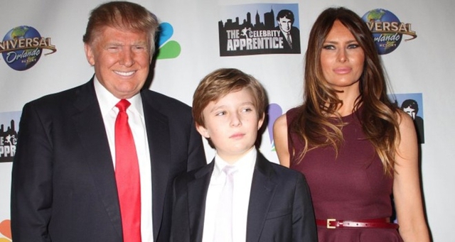 
Tổng thống đắc cử Donald Trump và vợ Melania quyết định sẽ để con trai út Barron ở lại New York đến hết năm học thay vì chuyển tới Washington sau khi ông nhậm chức. Barron, 10 tuổi, đang theo học một trường dự bị cao cấp ở Manhattan với mức học phí khoảng 47.000 USD một năm. Tuy nhiên, số tiền này vẫn chưa là gì so với chi phí an ninh để bảo vệ cậu bé và gia đình ông Trump 1 triệu USD mỗi ngày.Có tổng cộng 920 nhân viên Mật vụ sẽ chịu trách nhiệm bảo vệ cho cả đại gia đình của tổng thống đắc cử. Trong đó, Barron được một nhân viên Mật vụ riêng đưa đi học trên xe bọc thép và lực lượng an ninh sẽ kiểm tra ngôi trường trước khi cậu bé vào để đảm bảo an toàn. Ảnh: Splash News
