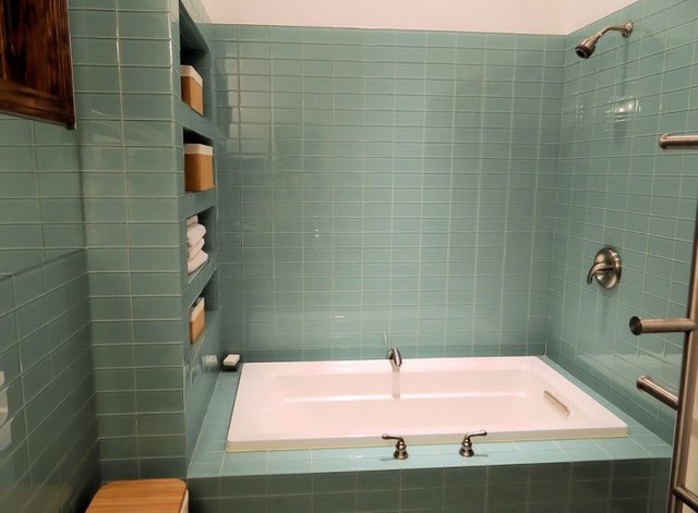Phòng tắm với gạch thủy tinh màu xanh ghi đơn giản nhưng tinh tế.