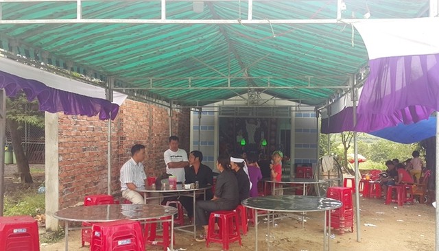 Người nh&agrave; đang tổ chức đ&aacute;m tang cho nạn nh&acirc;n.