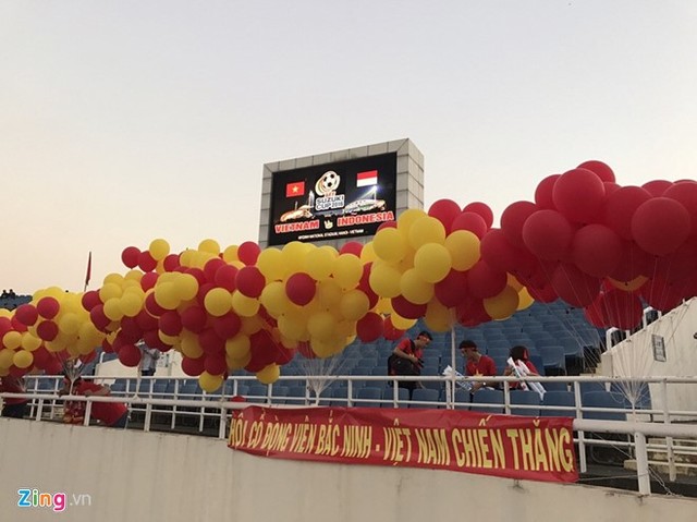 Nhóm cổ động viên đến từ Yên Bái cho biết tất cả thành viên đều mặc áo cờ đỏ sao vàng để cổ vũ đội tuyển Việt Nam. Ảnh: Lê Hiếu.