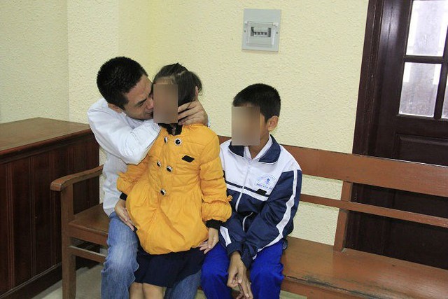 Bị c&aacute;o &ocirc;m hai con, &ograve;a kh&oacute;c xin tha thứ.