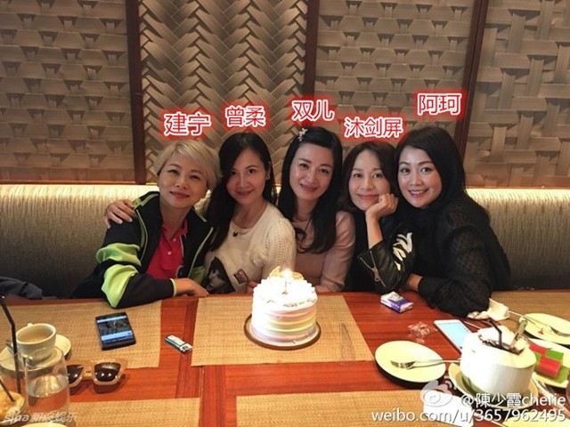 
Kiến Ninh công chúa, Tăng Nhu, Song Nhi, Mộc Kiếm Bình và A Kha (từ trái) hội ngộ. Đây là 5 trong số 7 bà vợ của Vi Tiểu Bảo bản do Trần Tiểu Xuân đóng chính. Ảnh: Sina.
