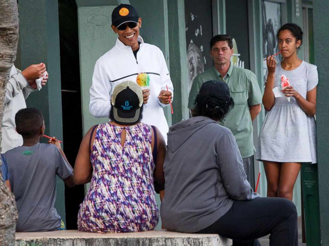 
Tổng thống Obama cùng con gái ăn kem tuyết đá bào trong một kỳ nghỉ ở Hawaii. (Ảnh: AP)
