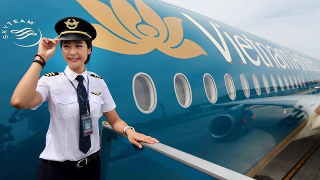 Sau mỗi giờ bay, Đông Phương không quên lưu lại những bức hình kỉ niệm bên Con ngựa bay  thân thiết. Năm 2010, cô bắt đầu làm việc cho hãng Vietnam Airlines sau khi tốt nghiệp khóa đào tạo phi công tại Montpellier (Pháp).