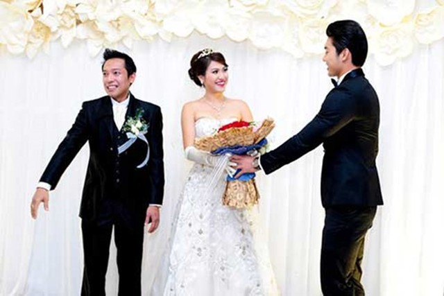 
Trong đ&aacute;m cưới Ho&agrave;ng Yến, Nam Th&agrave;nh c&oacute; h&agrave;nh động tặng hoa cho người y&ecirc;u cũ g&acirc;y tranh c&atilde;i
