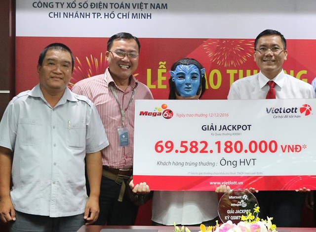&Ocirc;ng H.V.T. nhận thưởng giải gần 70 tỷ đồng. Ảnh: V.T