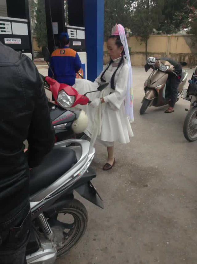 V&aacute;y luộm thuộm l&agrave;m ti&ecirc;n c&ocirc; tr&egrave;o l&ecirc;n vất vả qu&aacute; (Ảnh: Dương Minh Qu&acirc;n)