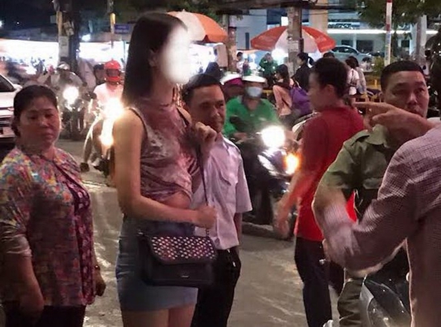 C&ocirc; g&aacute;i bị giật điện thoại vẫn chưa hết hoảng hốt khi được người d&acirc;n thăm hỏi về vụ cướp giật. Ảnh: Nguy&ecirc;n Bảo
