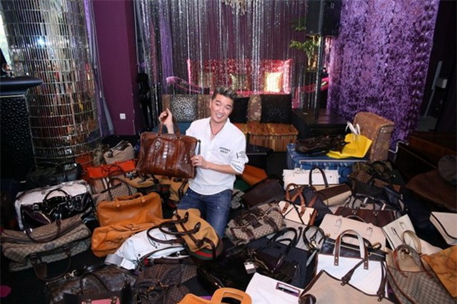 Nam ca sĩ sở hữu lượng túi xách hàng hiệu khủng, anh từng cho rằng mình sở hữu nhiều món đồ mới nhất của Louis Vuitton.