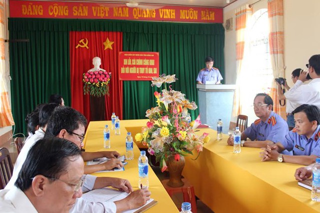 Ông Nguyễn Phạm Hùng, đại diện VKSND Đồng Nai nói lời xin lỗi đến người bị truy tố oan. Ảnh: Ngọc An.