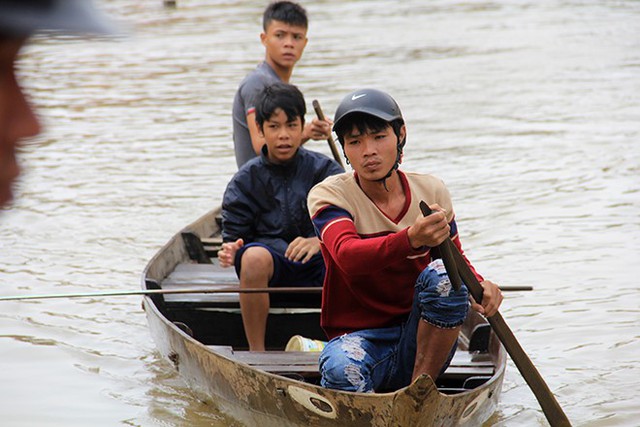 Lũ lớn liên tiếp xảy ra các tỉnh Nam Trung Bộ từ đầu tháng 12 đến nay. Ảnh: Đức Phương. 