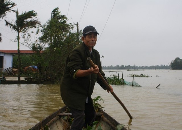 &Ocirc;ng Nguyễn Thanh Phước đ&atilde; kh&ocirc;ng ngần ngại cứu người trong lũ dữ. Ảnh: Điền Quang.