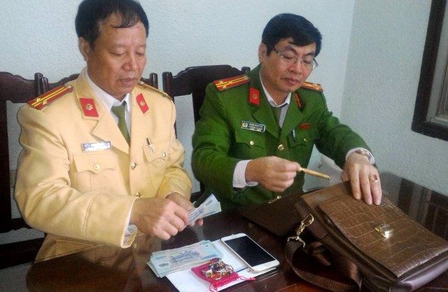 T&uacute;i đồ chứa nhiều t&agrave;i sản gi&aacute; trị được CSGT Bỉm Sơn nhặt được. Ảnh: N.D.