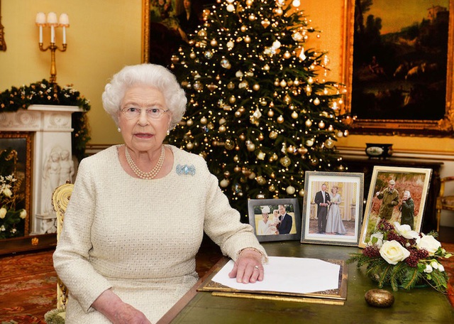 
Nữ hoàng Anh luôn xuất hiện rạng ngời bên cạnh những bức ảnh của thành viên trong hoàng tộc.
