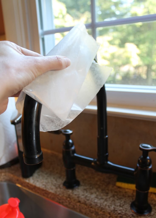 1. Chà giấy nến lên các bề mặt kim loại trong bếp và trong nhà tắm. Ví dụ như vòi nước, các đồ dùng phòng bếp làm bằng thép không gỉ, cách này sẽ giúp bảo vệ những món đồ này khỏi những vết bám do nước bắn vào, ví dụ như nước rửa, nước xà phòng.