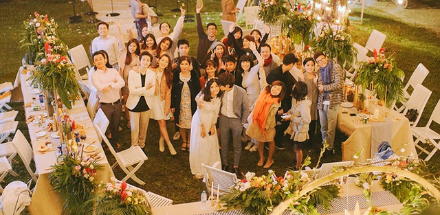 H&igrave;nh ảnh c&ocirc; d&acirc;u ch&uacute; rể v&agrave; họ h&agrave;ng c&ugrave;ng bạn b&egrave; th&acirc;n thiết trong lễ đ&iacute;nh h&ocirc;n