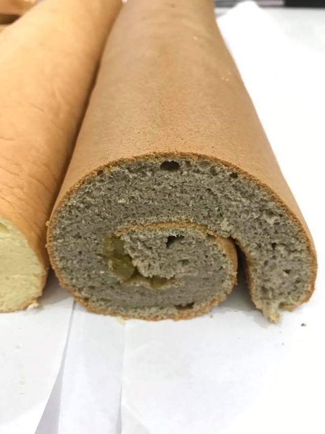 
Bạn cắt b&aacute;nh b&ocirc;ng lan th&agrave;nh h&igrave;nh chữ nhật để dễ cuộn.
