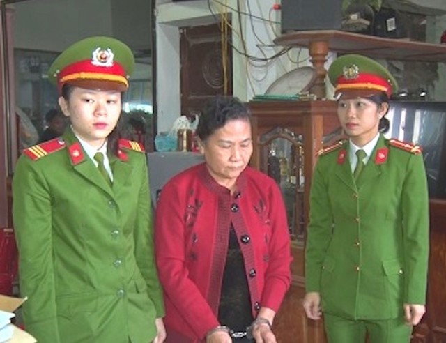 Công an đọc lệnh bắt giữ Nguyễn Thị Thảo. Ảnh: CTV.