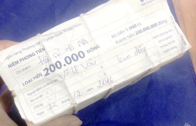 H&igrave;nh ảnh b&oacute; tiền 200 triệu đồng c&ocirc; g&aacute;i P.T.N.O khoe tr&ecirc;n Facebook l&agrave; đ&atilde; nhặt được v&agrave; mang đến đồn c&ocirc;ng an