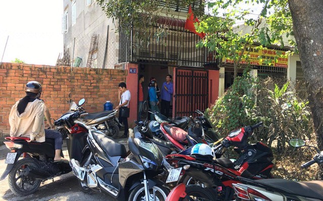 Nhiều người đến chia sẻ với gia đ&igrave;nh nạn nh&acirc;n