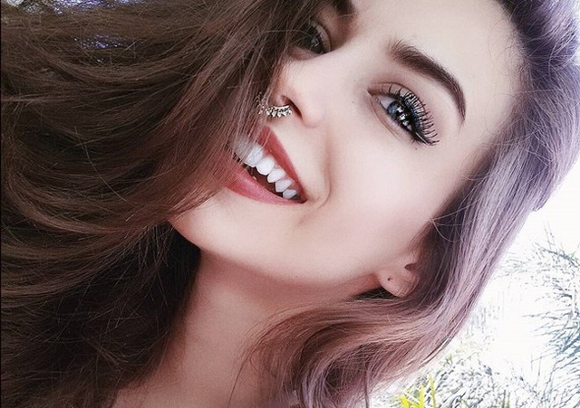 
Những ng&agrave;y gần đ&acirc;y, h&igrave;nh ảnh của c&ocirc; g&aacute;i nước ngo&agrave;i đ&atilde; được người d&ugrave;ng mạng Việt Nam đăng tải thu h&uacute;t nhiều sự ch&uacute; &yacute;. Kh&ocirc;ng &iacute;t người d&agrave;nh lời khen ngợi cho nhan sắc của thiếu nữ n&agrave;y.
