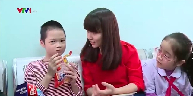 B&eacute; H. rạng rỡ tại cơ quan c&ocirc;ng an. Ảnh cắt từ clip