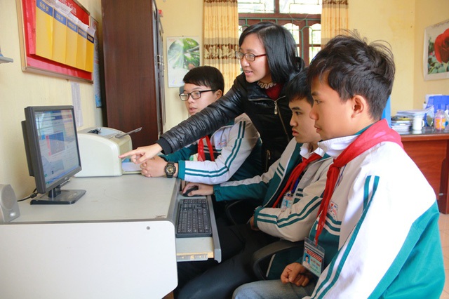 
C&ocirc; gi&aacute;o Vũ Ngọc Lan Anh hướng dẫn học sinh v&agrave;o trang fanpage lịch sử của trường để học b&agrave;i v&agrave; &ocirc;n tập
