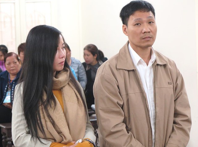 Hai bị c&aacute;o tại t&ograve;a. Ảnh: V&acirc;n Thanh.