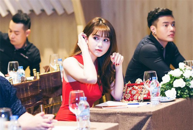 Ngọc Trinh như trẻ ra hẳn vài tuổi khi để kiểu tóc mái lưa thưa với những lọn tóc rủ nhẹ trước trán.