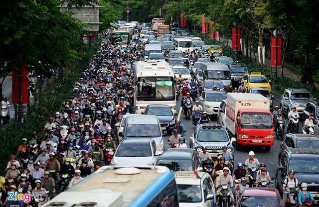Từ đầu giờ chiều 30/12, nhiều tuyến đường ra vào sân bay Tân Sơn Nhất, TP.HCM như Cộng Hòa, Nguyễn Văn Trỗi, Trường Sơn, Trần Quốc Hoàn, quận Tân Bình rơi vào tình trạng kẹt xe kéo dài.