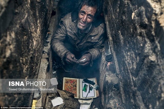 Một người đàn ông vô gia cư phải tìm nơi trú ẩn là những ngôi mộ rỗng, tại một nghĩa trang nằm cách thủ đô Tehran khoảng 20 km về hướng Tây.