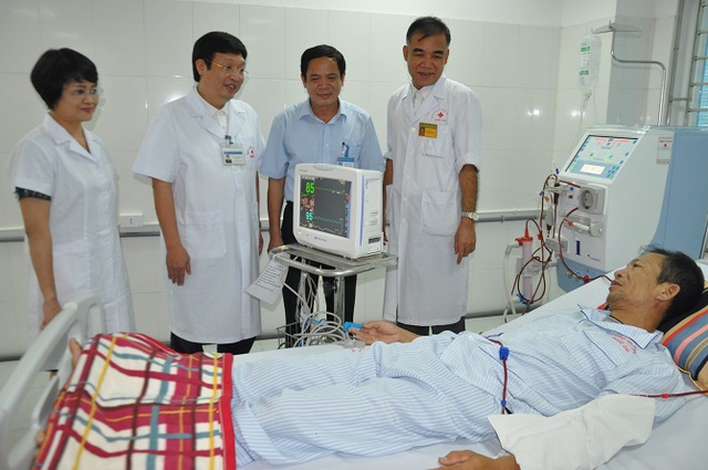 Ông Nguyễn Văn Mai được điều trị thận nhân tạo tại bệnh viện.