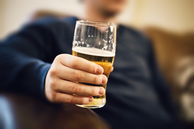 Người mắc bệnh gút nên hạn chế uống rượu, bia