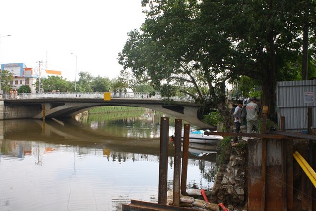 Hiện trường ph&aacute;t hiện thi thể nạn nh&acirc;n. Ảnh: Điền Quang.