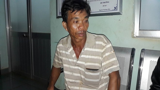Ông Nguyễn Văn Bom, bảo vệ công ty Long Sơn, đang được điều trị tại Bệnh viện Đa khoa Đắk Nông. Ảnh: Tây Nguyên.